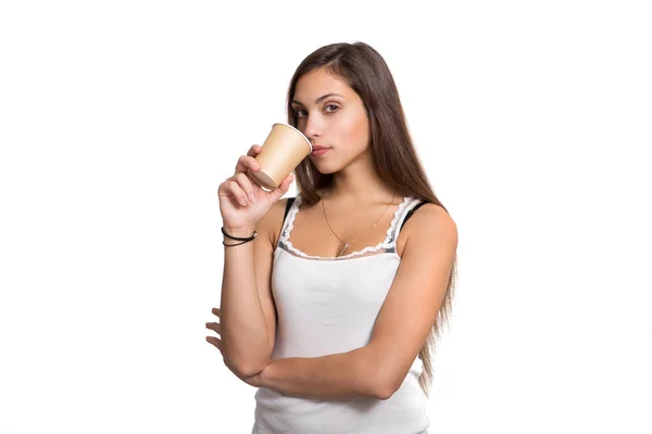 Mooi jong meisje met een glas in hand geïsoleerd op witte achtergrond — Stockfoto