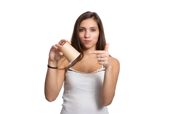 Menina bonita com um copo na mão isolado no fundo branco — Fotografia de Stock