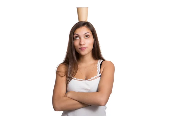 Menina bonita com uma xícara na cabeça isolada no fundo branco — Fotografia de Stock