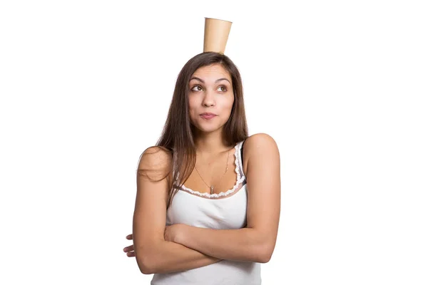 Menina bonita com uma xícara na cabeça isolada no fundo branco — Fotografia de Stock