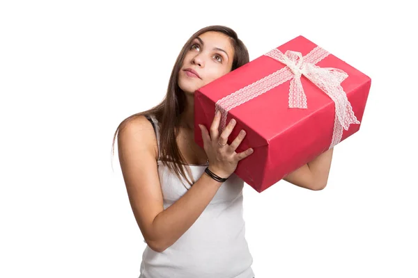 Mooie jonge meisje met de doos van de gift in handen geïsoleerd op witte achtergrond — Stockfoto