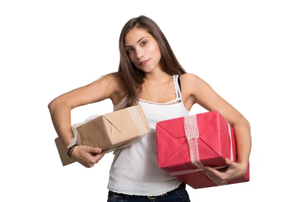 Красивая молодая девушка с двумя подарочными коробками в руках изолированы на белом фоне — стоковое фото