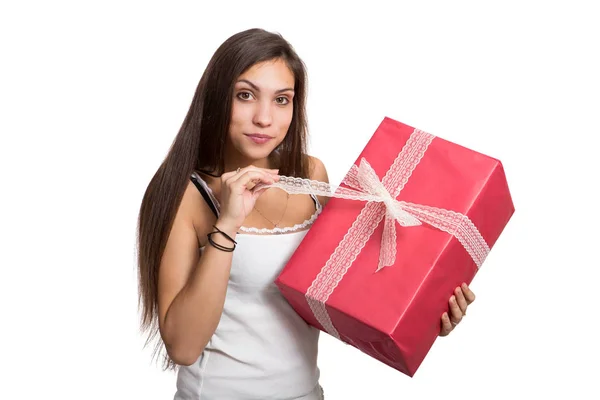 Schöne junge Mädchen mit Geschenkbox in den Händen isoliert auf weißem Hintergrund — Stockfoto