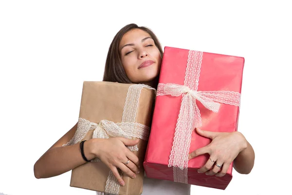 Mooi jong meisje met twee geschenkdozen in de handen geïsoleerd op witte achtergrond — Stockfoto