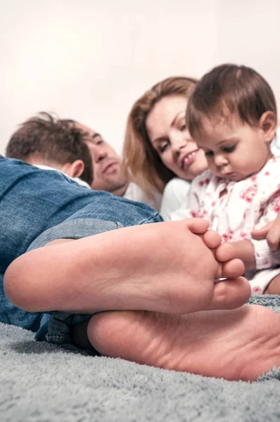 Famiglia Felice Sdraiata Sul Letto Gioca Gioco Primo Piano Sono — Foto Stock