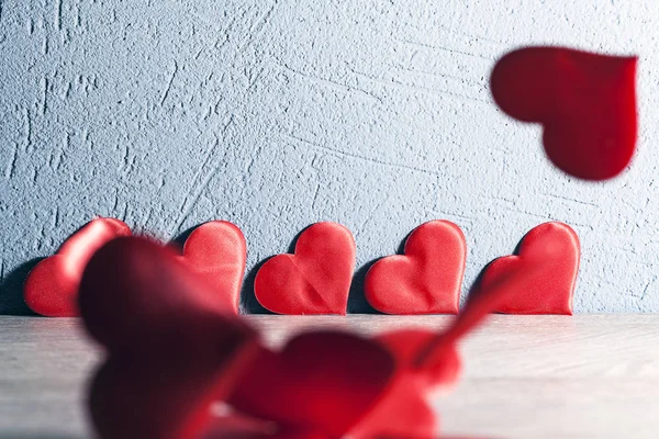 Cinco Corazones Rojos Una Mesa Madera Contra Pared Pie Una — Foto de Stock