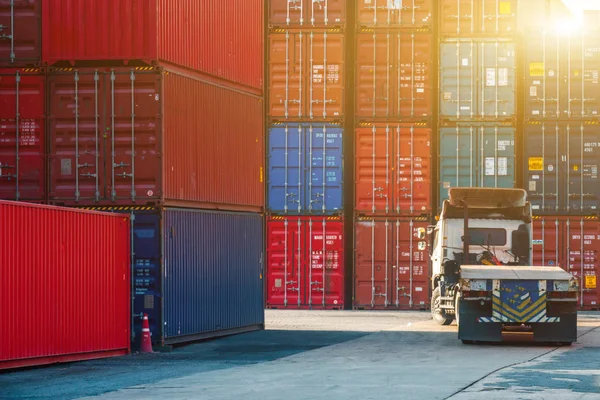 Üzleti logisztikai konténer szállítási teherhajó a logisztikai importálása és exportálása — Stock Fotó
