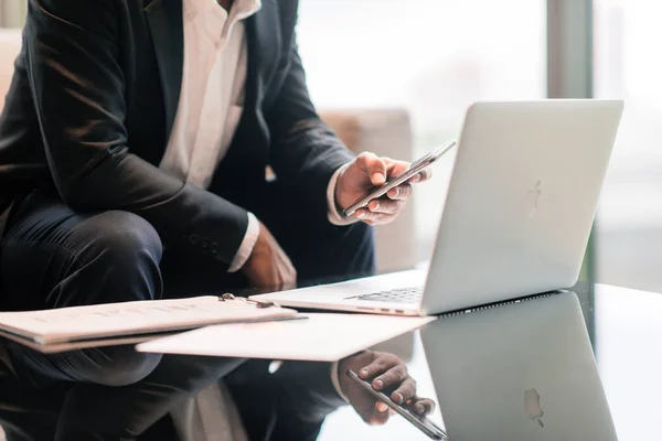 Geschäftsleute arbeiten mit Telefon und Laptop Stockbild