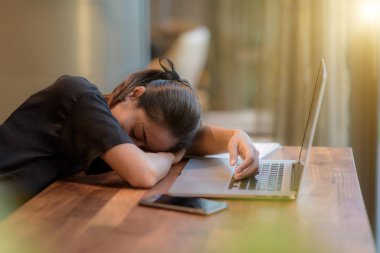 İş zor uyku iş kadın