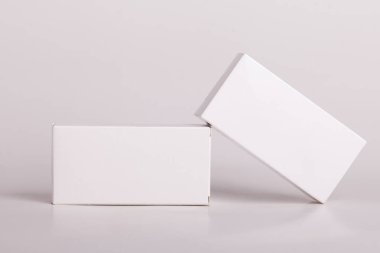 Beyaz hap kutusu. Plastik şişeler. Uyuşturucu kutusu maketi. Tıbben boş karton. Modelleme. İlaç şişesi.