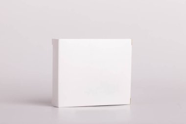 Beyaz hap kutusu. Plastik şişeler. Uyuşturucu kutusu maketi. Tıbben boş karton. Modelleme. İlaç şişesi.