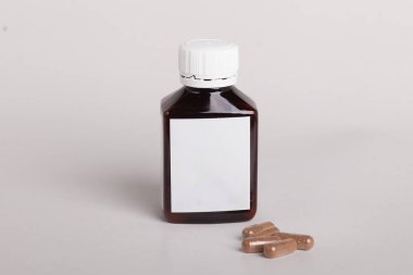 Beyaz hap kutusu. Plastik şişeler. Uyuşturucu kutusu maketi. Tıbben boş karton. Modelleme. İlaç şişesi.