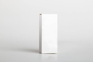 Beyaz hap kutusu. Plastik şişeler. Uyuşturucu kutusu maketi. Tıbben boş karton. Modelleme. İlaç şişesi.