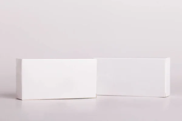 白色药丸盒 塑料瓶 毒品盒的模型。 医疗空白纸板。 调酒。 药瓶 — 图库照片