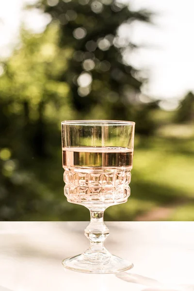Ροζέ κρασί σε ποτήρι. Πρεσκό. — Φωτογραφία Αρχείου