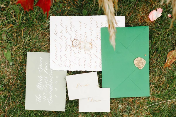 Wedding details flat lay. Wedding invitation. Ring box. Wedding bouquet. Mock up. Envelope. Copy space. — Stockfoto