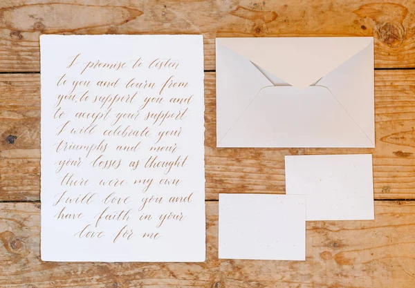 Wedding details flat lay on wooden background. Wedding invitation. Wedding bouquet. Mock up. Envelope. Copy space. — Stock Photo, Image