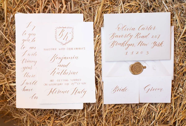 Wedding details flat lay on wooden background. Wedding invitation. Wedding bouquet. Mock up. Envelope. Copy space. — Stock Photo, Image