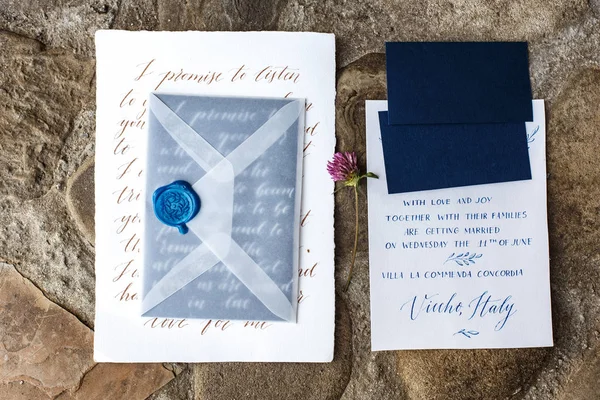 Wedding details flat lay on stone background. Wedding invitation. Ring box. Mock up. Copyspace. — Stock Photo, Image