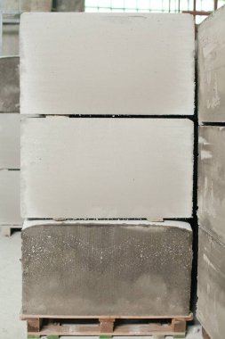 Köpük beton bloklar üretimi. Hafif inşaat tuğlası. Hafif köpüklü alçı taşı bloğu.