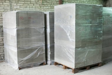 Köpük beton bloklar üretimi. Hafif inşaat tuğlası. Hafif köpüklü alçı taşı bloğu.