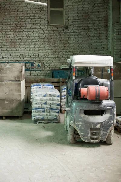 Schuimbeton blokkeert de productie. Lichtgewicht bouwsteen. Lichtgewicht geschuimde gipsblok. — Stockfoto