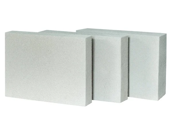 Легка будівельна цегла ізольована на білому. Легкий спінений гіпсовий блок ізольований на білому . — стокове фото