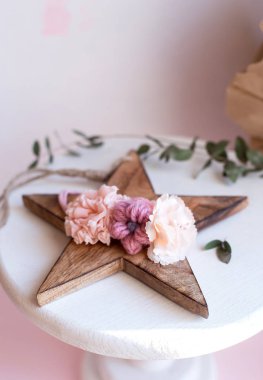 Bebek kızlar için güzel bir aksesuar. El yapımı aksesuarlar dantel ve beyaz ve kahverengi arka planda elastik bant üzerinde yıldızlar. Çocuk giyimi kavramı.