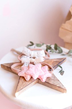 Bebek kızlar için güzel bir aksesuar. El yapımı aksesuarlar dantel ve beyaz ve kahverengi arka planda elastik bant üzerinde yıldızlar. Çocuk giyimi kavramı.