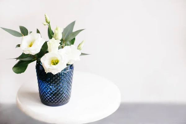 Witte bloemen in klassiek blauw glas. Lisianthus. Eustoma — Stockfoto