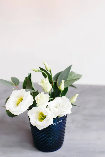 Witte bloemen in klassiek blauw glas. Lisianthus. Eustoma — Stockfoto
