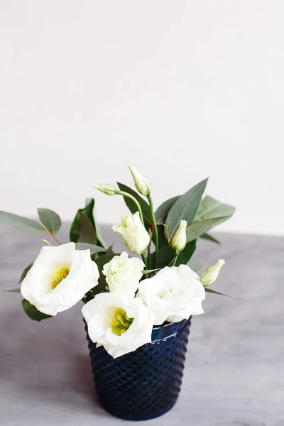 Witte bloemen in klassiek blauw glas. Lisianthus. Eustoma — Stockfoto