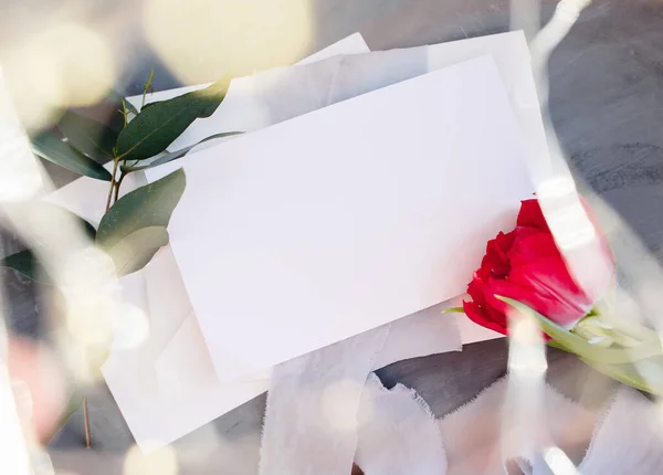 Espacio de copia en papel en blanco. Marco con flores. Cinta de seda. Fondo gris. Ramo simple. Tarjeta de felicitación . — Foto de Stock
