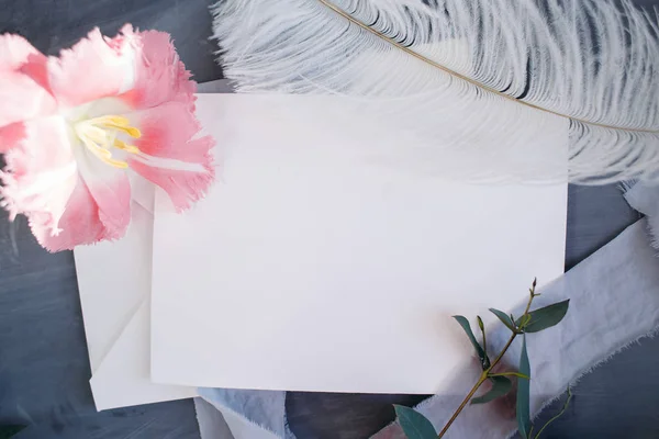 Blanco papieren kopieerruimte. Frame met bloemen. Zijden lint. Grijze achtergrond. Eenvoudig boeket. Wenskaart. — Stockfoto