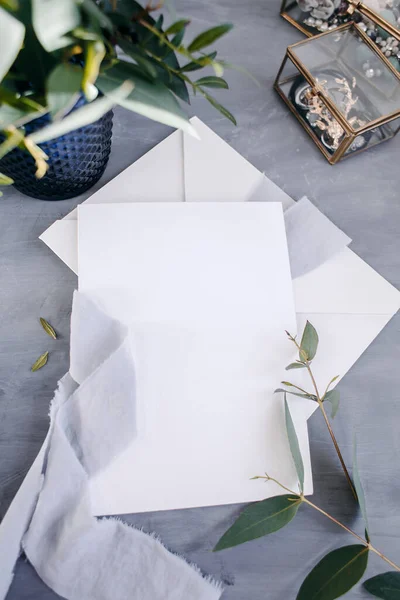 Blanco papieren kopieerruimte. Frame met bloemen. Zijden lint. Grijze achtergrond. Eenvoudig boeket. Wenskaart. — Stockfoto