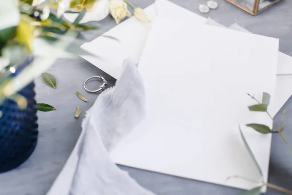 Blanco papieren kopieerruimte. Frame met bloemen. Zijden lint. Grijze achtergrond. Eenvoudig boeket. Wenskaart. — Stockfoto