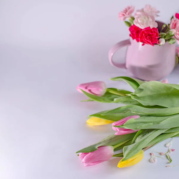 Boeket Van Gele Roze Tulpen Witte Achtergrond Valentijnsdag Moederdag Achtergrond — Stockfoto