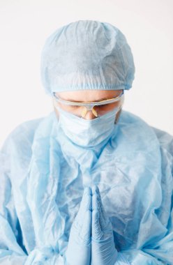 Tıbbi ekip ve karantina kontrol koronavirüsü covid-19 Coronavirus covid 19 'un kontrolden çıkmaması için Tanrı' ya dua ediyor. Doktor Tanrı 'ya inanç ve umutla dua ediyor..