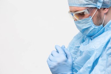 Tıbbi ekip ve karantina kontrol koronavirüsü covid-19 Coronavirus covid 19 'un kontrolden çıkmaması için Tanrı' ya dua ediyor. Doktor Tanrı 'ya inanç ve umutla dua ediyor..