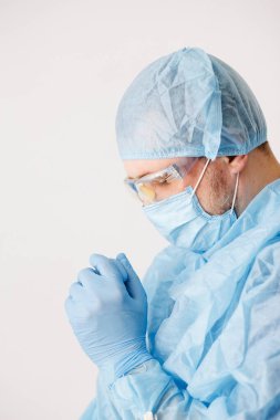 Tıbbi ekip ve karantina kontrol koronavirüsü covid-19 Coronavirus covid 19 'un kontrolden çıkmaması için Tanrı' ya dua ediyor. Doktor Tanrı 'ya inanç ve umutla dua ediyor..