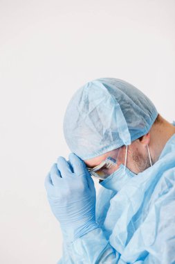 Tıbbi ekip ve karantina kontrol koronavirüsü covid-19 Coronavirus covid 19 'un kontrolden çıkmaması için Tanrı' ya dua ediyor. Doktor Tanrı 'ya inanç ve umutla dua ediyor..