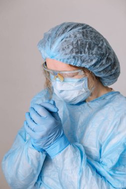 Dua eden yorgun doktor. Hastanede yorgun bir hemşire. Hastalığa karşı savaş, virüsler. Bir doktor, bir hastalığı ve salgını tedavi etmeyi düşünen bir hemşire. Ameliyattan sonra cerrah.