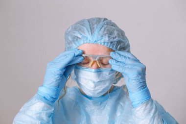 Yorgun doktor. Hastanede yorgun bir hemşire. Hastalığa karşı savaş, virüsler. Bir doktor, bir hastalığı ve salgını tedavi etmeyi düşünen bir hemşire. Ameliyattan sonra cerrah.