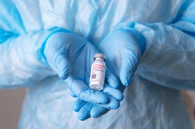 Coronavirus aşısı. Aşısı olan bir doktor. Hemşire koronavirüs aşısı tutuyor. Covid-19 'a karşı Coronavirus aşısı ampulü tutan eller..