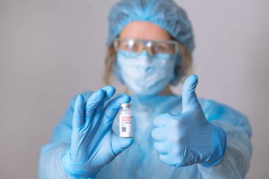 Coronavirus aşısı. Aşısı olan bir doktor. Hemşire koronavirüs aşısı tutuyor. Covid-19 'a karşı Coronavirus aşısı ampulü tutan eller..