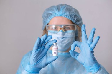 Coronavirus aşısı. Aşısı olan bir doktor. Hemşire koronavirüs aşısı tutuyor. Covid-19 'a karşı Coronavirus aşısı ampulü tutan eller..