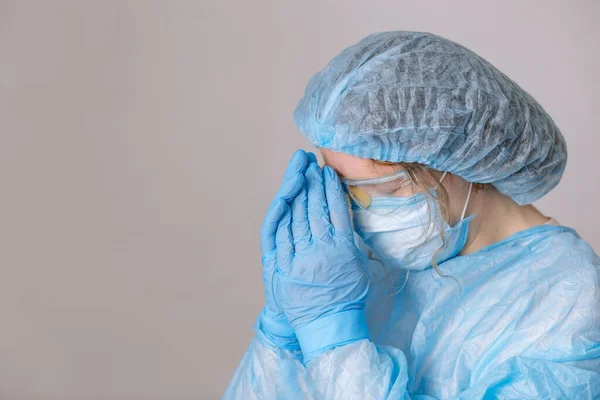 Dua eden yorgun doktor. Hastanede dua etmekten yorgun düşmüş bir hemşire. Hastalığa karşı savaş, virüsler. Bir doktor, bir hastalığı ve salgını tedavi etmeyi düşünen bir hemşire. Ameliyattan sonra cerrah.