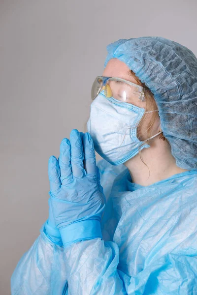 Dua eden yorgun doktor. Hastanede dua etmekten yorgun düşmüş bir hemşire. Hastalığa karşı savaş, virüsler. Bir doktor, bir hastalığı ve salgını tedavi etmeyi düşünen bir hemşire. Ameliyattan sonra cerrah.