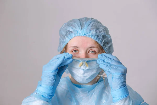 Yorgun doktor. Hastanede yorgun bir hemşire. Hastalığa karşı savaş, virüsler. Bir doktor, bir hastalığı ve salgını tedavi etmeyi düşünen bir hemşire. Ameliyattan sonra cerrah.