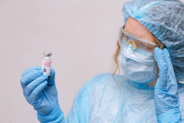 Coronavirus aşısı. Aşısı olan bir doktor. Hemşire koronavirüs aşısı tutuyor. Covid-19 'a karşı Coronavirus aşısı ampulü tutan eller..